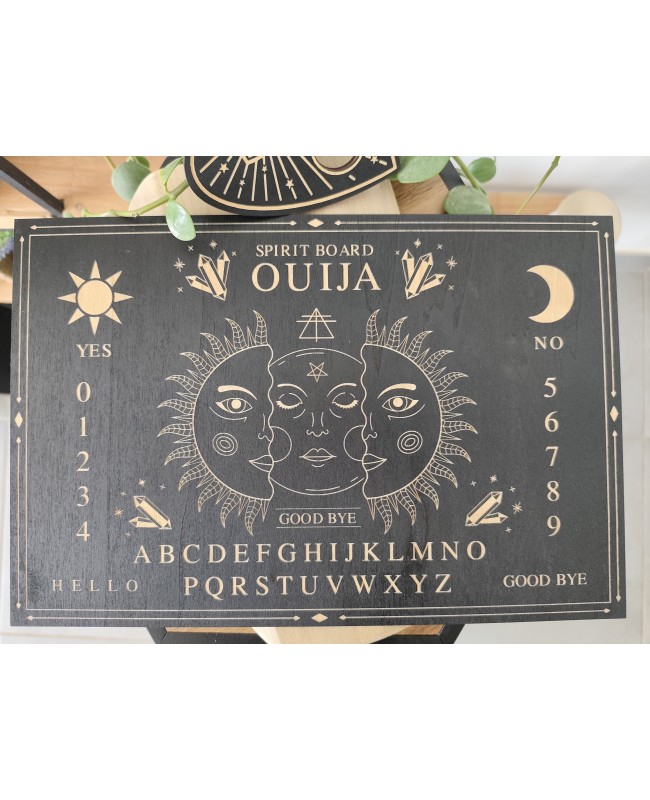 Planche Ouija en bois, avec sa goutte.  Planche environ 20 cm / 30 cm / 0.5 cm  Goutte environ 8.5 cm / 11 cm / 0.5 cm
