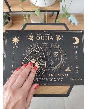 Planche Ouija en bois, avec sa goutte.  Planche environ 20 cm / 30 cm / 0.5 cm  Goutte environ 8.5 cm / 11 cm / 0.5 cm