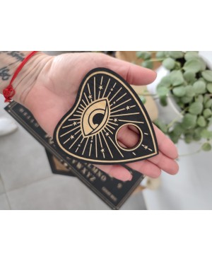 Planche Ouija en bois, avec sa goutte.  Planche environ 20 cm / 30 cm / 0.5 cm  Goutte environ 8.5 cm / 11 cm / 0.5 cm