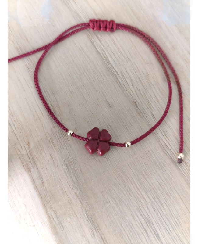 Bracelet trèfle fil rouge porte bonheur, réglable.    Le fil rouge, symbole de protection et porte bonheur puissant, renforce vo