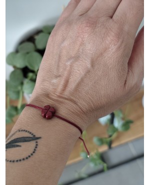 Bracelet trèfle fil rouge porte bonheur, réglable.    Le fil rouge, symbole de protection et porte bonheur puissant, renforce vo