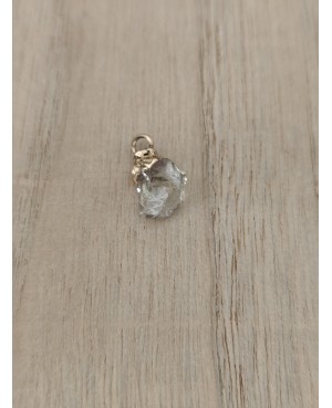 Mini pendentif en pierre naturelle, environ 1 cm à 1.5 cm. Vendu sans la chaine.