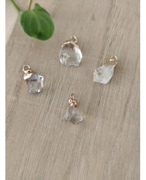 Mini pendentif en pierre naturelle, environ 1 cm à 1.5 cm. Vendu sans la chaine.