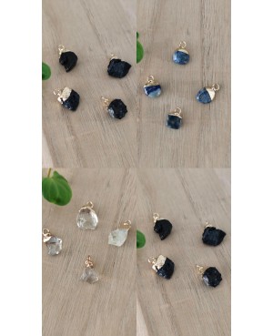 Mini pendentif en pierre naturelle, environ 1 cm à 1.5 cm. Vendu sans la chaine.