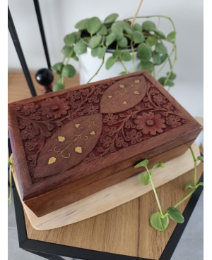 Coffret en bois servant comme boîte à bijoux, coffret pour pierre, ...  Deux déclinaisons possible :  Motif Fleurs 20 cm / 13 cm