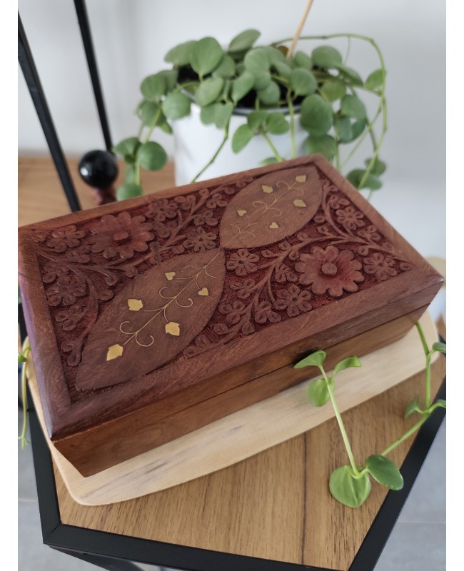 Coffret en bois servant comme boîte à bijoux, coffret pour pierre, ...  Deux déclinaisons possible :  Motif Fleurs 20 cm / 13 cm