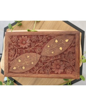 Coffret en bois servant comme boîte à bijoux, coffret pour pierre, ...  Deux déclinaisons possible :  Motif Fleurs 20 cm / 13 cm