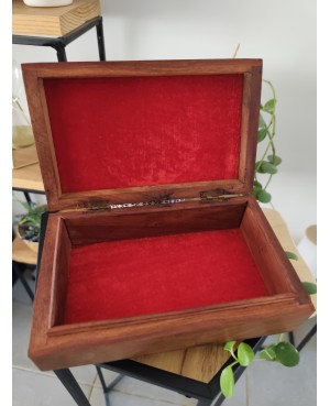 Coffret en bois servant comme boîte à bijoux, coffret pour pierre, ...  Deux déclinaisons possible :  Motif Fleurs 20 cm / 13 cm
